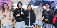 Ускладанне кветак да помніка экіпажа П.Рака